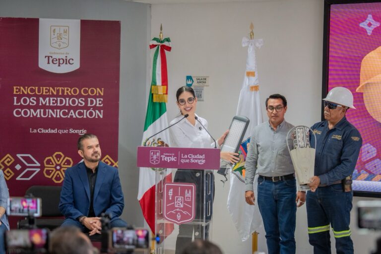 Tepic está a la vanguardia en alumbrado público, informa Geraldine