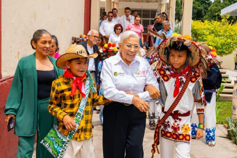 Miguel Ángel Navarro y Beatriz Estrada fortalecen la educación en la Secundaria Técnica Benito Juárez en Xalisco