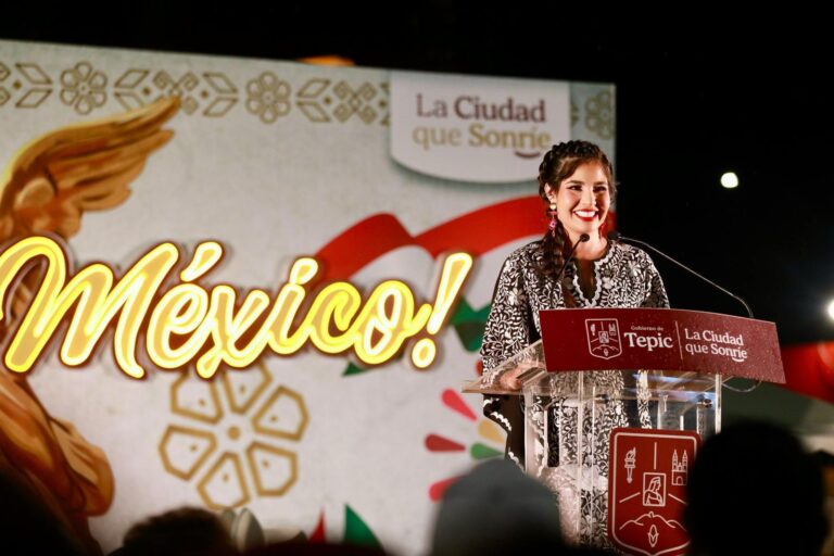 Ante miles de tepicenses entregó Geraldine el Ángel de la Independencia