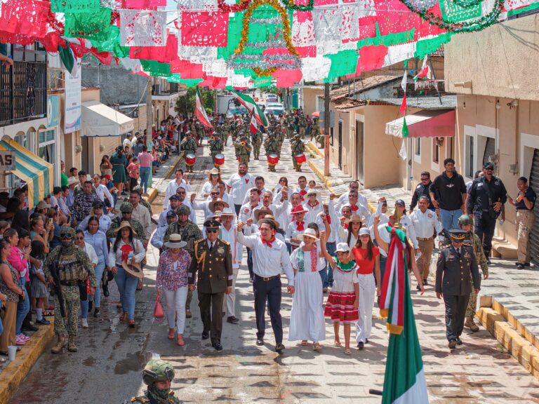 Valle de Banderas se viste de gala con el desfile cívico por el 215 aniversario de la Independencia de México