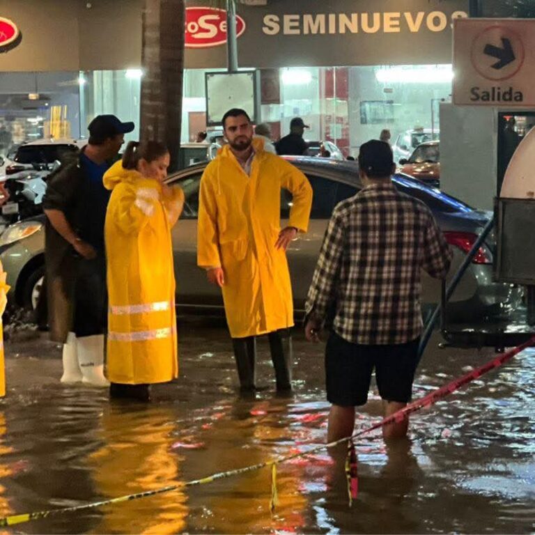 OROMAPAS y Protección Civil en acción, limpian boca de tormenta en Valle Dorado