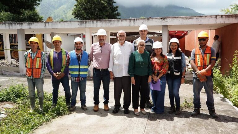 El gobernador de Nayarit, Miguel Ángel Navarro Quintero, junto a su esposa, la presidenta del Sistema DIF estatal, doctora Beatriz Estrada Martínez, dio inicio a la construcción del nuevo Almacén DIF en la colonia San Juan de Tepic, donde antes se ubicaba el CREE.