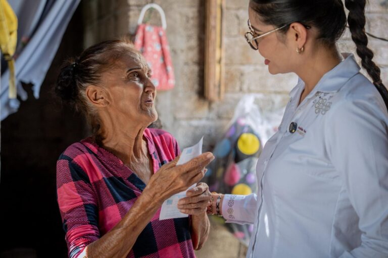 Geraldine condona adeudo de agua a la señora María Leticia, sustento de su hogar
