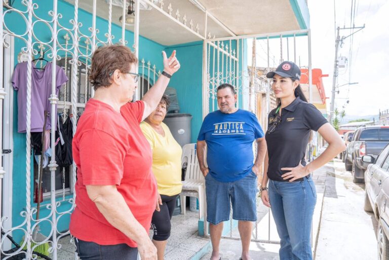 Supervisa Geraldine rehabilitación de drenaje sanitario en la colonia Mololoa