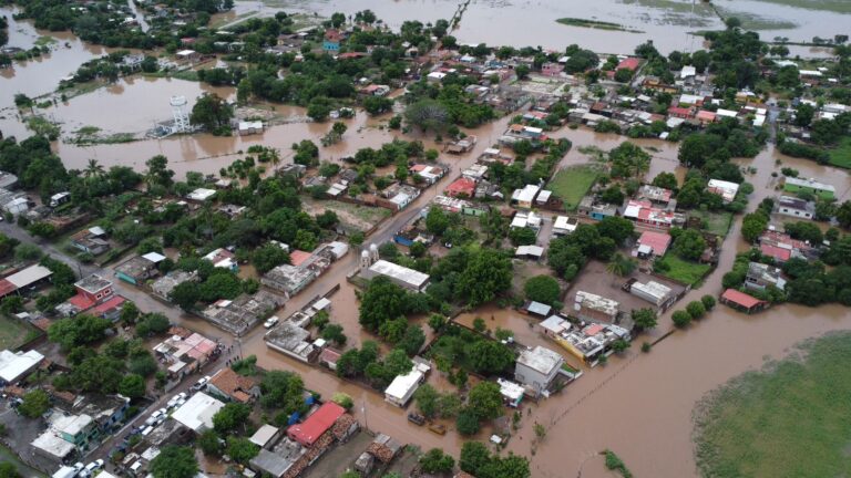 Gobierno de Nayarit atiende a familias afectadas por lluvias en la zona norte