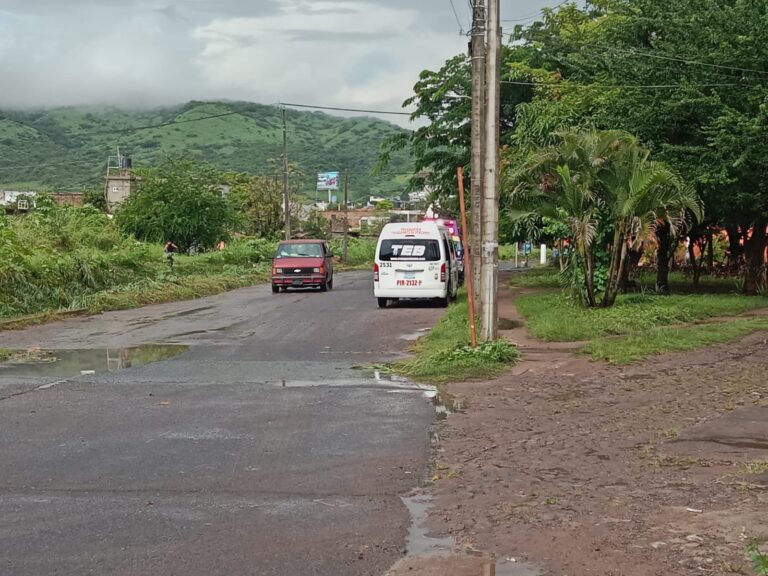 Rescata equipo de Reacción Inmediata del Gobierno de Tepic a personas atrapadas en combi