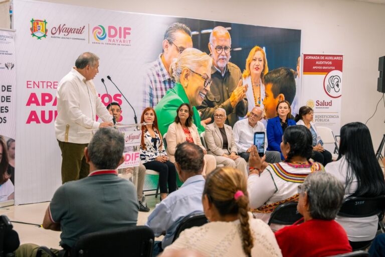 Beatriz Estrada y Miguel Ángel Navarro entregan esperanza con aparatos auditivos